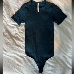Aritzia ribbed short sleeve bodysuit teal M
